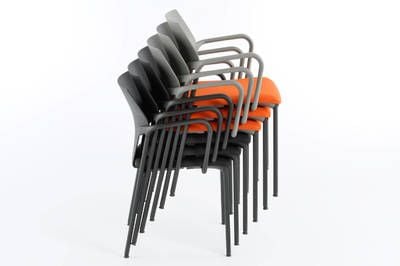 Stapelbare Kunststoffstühle mit Sitzpolster